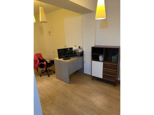 Tirane, jepet me qera zyre Kati 1, 800 € (SHESHI WILSON)