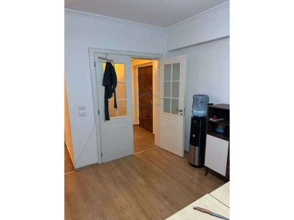 Tirane, jepet me qera zyre Kati 1, 800 € (SHESHI WILSON)