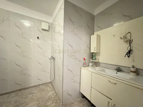 Tirane, shitet apartament 2+1 Kati 1, 120 m² 176.501 € (Rruga Dritan Hoxha)
