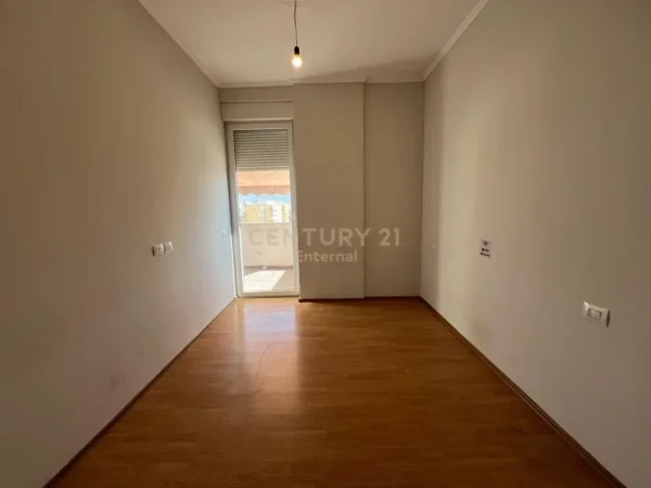 Tirane, jepet me qera zyre Kati 8, 64 m² 500 € (21dhjetori)