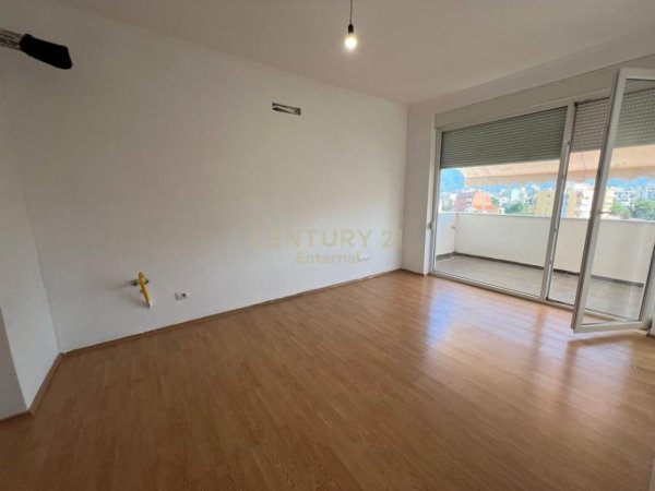 Tirane, jepet me qera zyre Kati 8, 64 m² 500 € (21dhjetori)