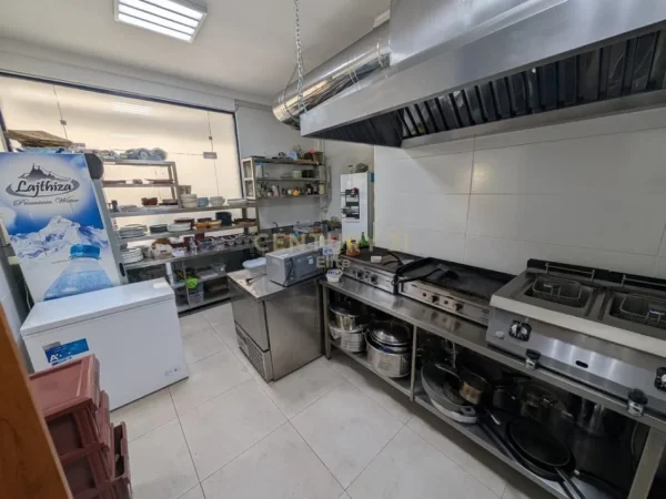 Tirane, jepet me qera bar-resorant Kati 0, 150 m² 2.500 € 