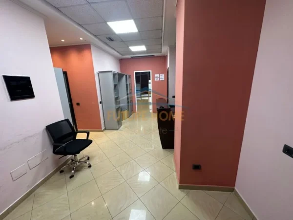 Tirane, jepet me qera zyre Kati 2, 196 m² 1.700 €