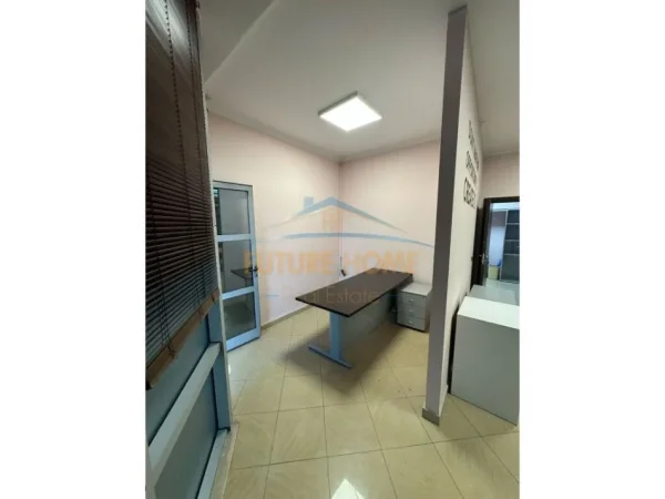 Tirane, jepet me qera zyre Kati 2, 196 m² 1.700 €