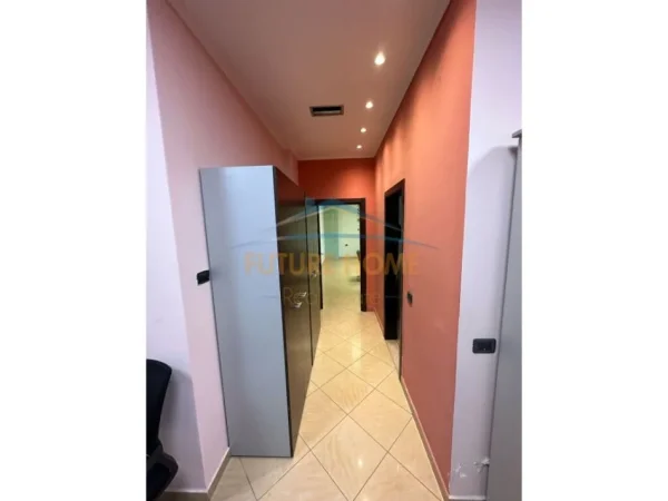 Tirane, jepet me qera zyre Kati 2, 196 m² 1.700 €