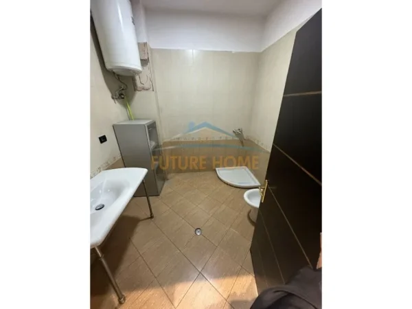 Tirane, jepet me qera zyre Kati 2, 196 m² 1.700 €
