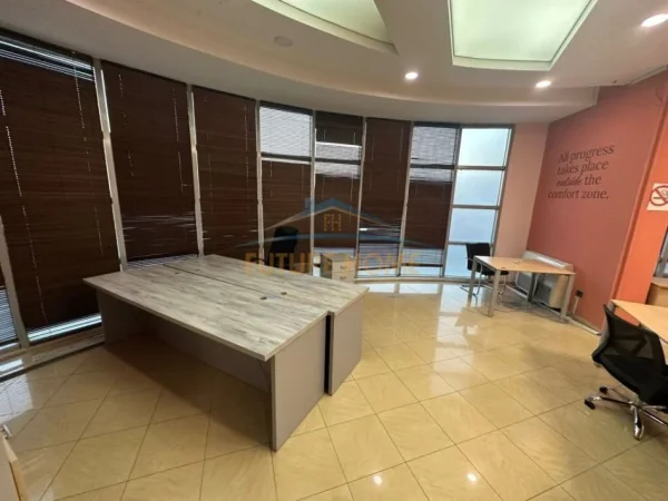Tirane, jepet me qera zyre Kati 2, 196 m² 1.700 €