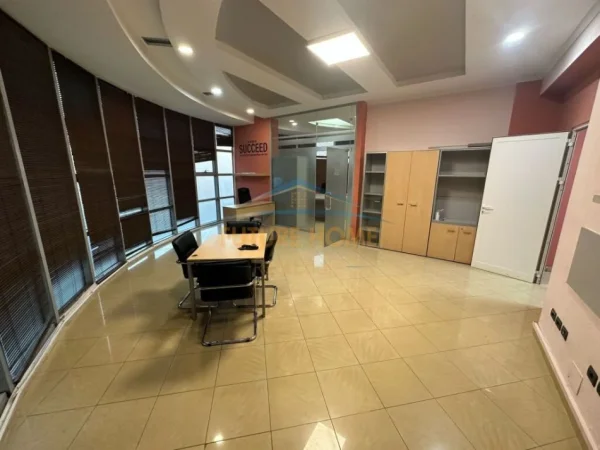 Tirane, jepet me qera zyre Kati 2, 196 m² 1.700 €