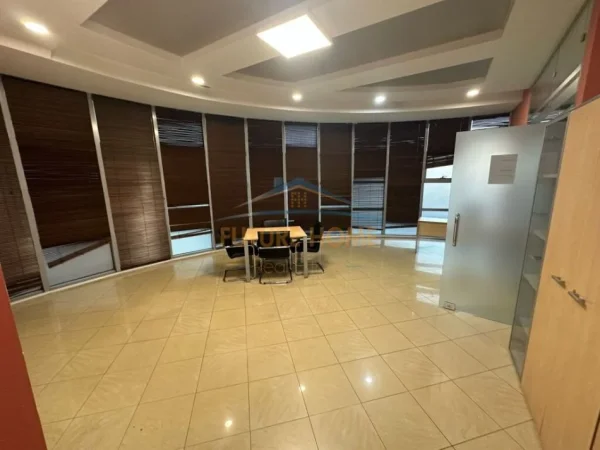 Tirane, jepet me qera zyre Kati 2, 196 m² 1.700 €
