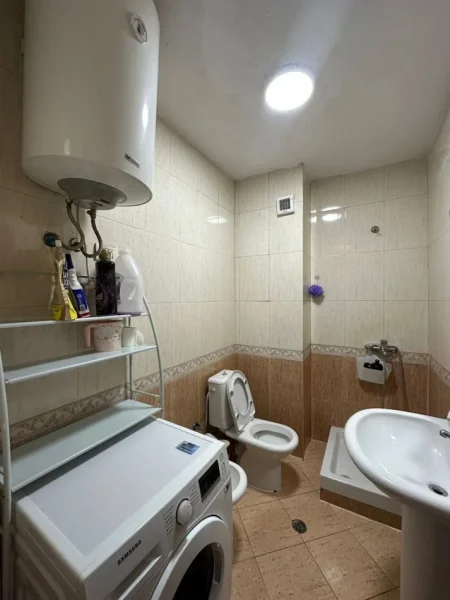 Tirane, shitet apartament 2+1+Ballkon , 92 m² 234.000 € (komuna e parisit)