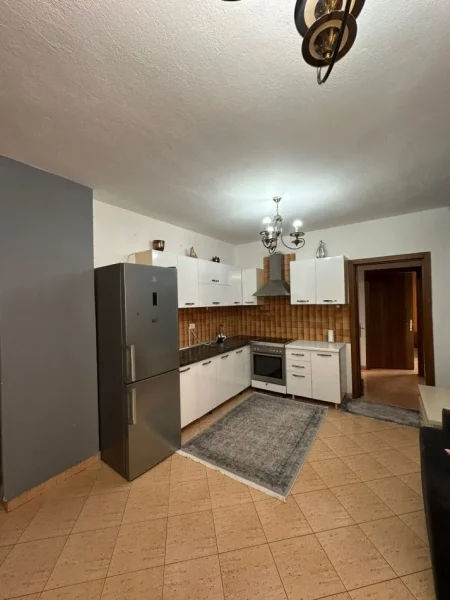 Tirane, shitet apartament 2+1+Ballkon , 92 m² 234.000 € (komuna e parisit)