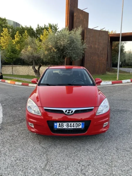 Tirane, shitet makine Hyundai i30 Nafte, e kuqe automatik Kondicioner 200.000 km 4.400 €