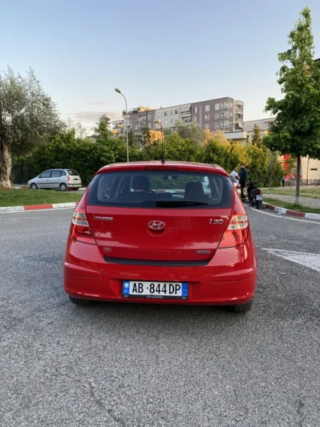 Tirane, shitet makine Hyundai i30 Nafte, e kuqe automatik Kondicioner 200.000 km 4.400 €