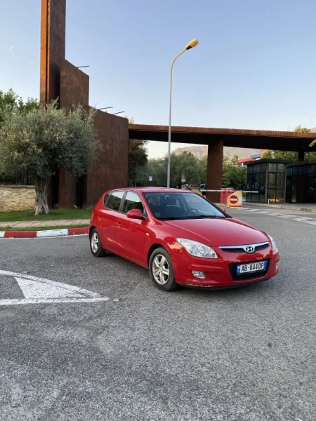 Tirane, shitet makine Hyundai i30 Nafte, e kuqe automatik Kondicioner 200.000 km 4.400 €