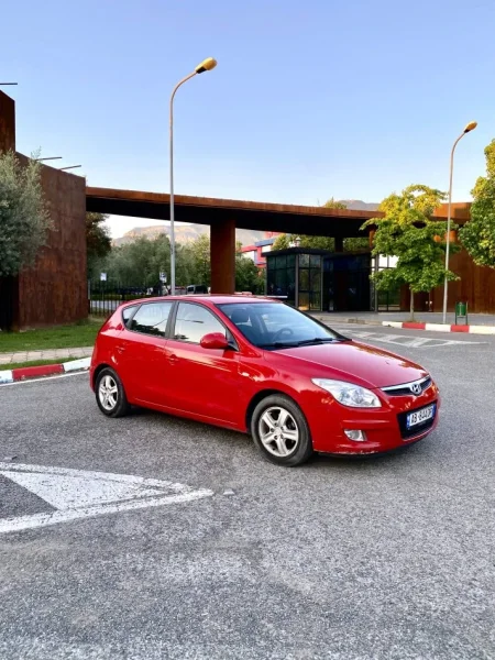 Tirane, shitet makine Hyundai i30 Nafte, e kuqe automatik Kondicioner 200.000 km 4.400 €