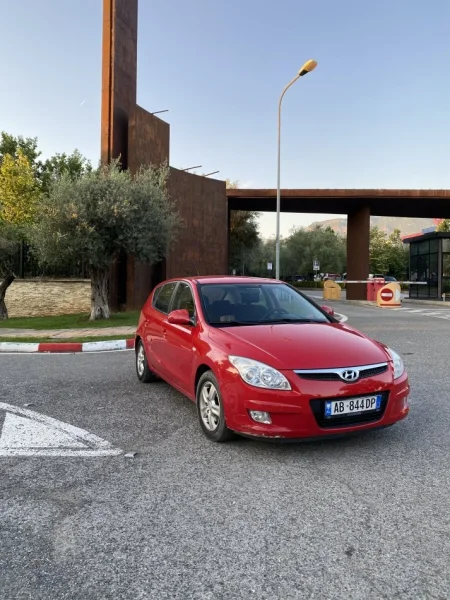Tirane, shitet makine Hyundai i30 Nafte, e kuqe automatik Kondicioner 200.000 km 4.400 €