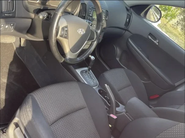Tirane, shitet makine Hyundai i30 Nafte, e kuqe automatik Kondicioner 200.000 km 4.400 €