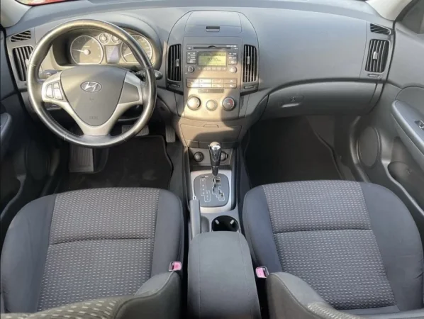 Tirane, shitet makine Hyundai i30 Nafte, e kuqe automatik Kondicioner 200.000 km 4.400 €