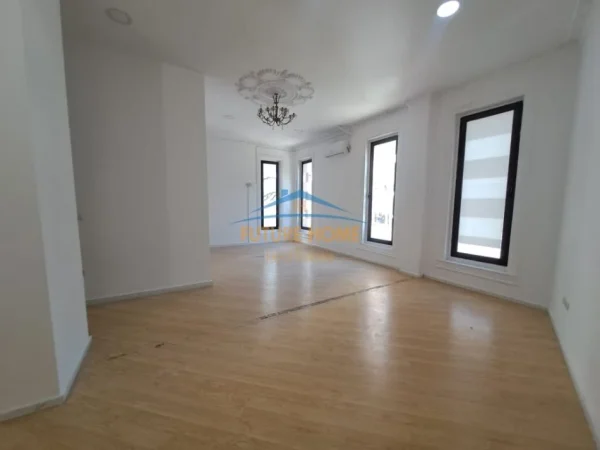 Tirane, jepet me qera zyre Kati 1, 80 m² 1.300 € (QENDER)