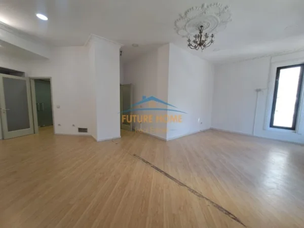 Tirane, jepet me qera zyre Kati 1, 80 m² 1.300 € (QENDER)