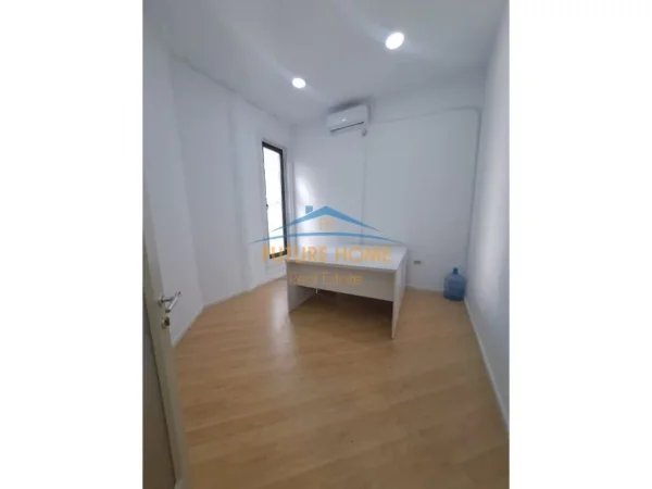 Tirane, jepet me qera zyre Kati 1, 80 m² 1.300 € (QENDER)