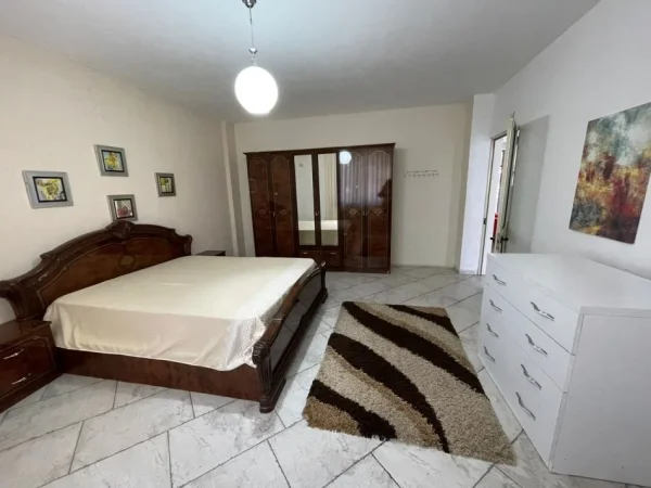 Tirane, jepet me qera Vile 2+1 Kati 1, 140 m² 650 € (pazari i ri)