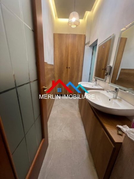 Tirane, jepet me qera bar-resorant Kati 0, 150 m² 2.500 € (Rruga Myslym Shyri)
