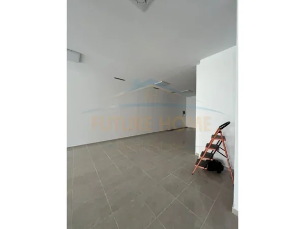 Tirane, jepet me qera zyre Kati 0, 125 m² 1.200 € (ISH FUSHA E AVIACIONIT)