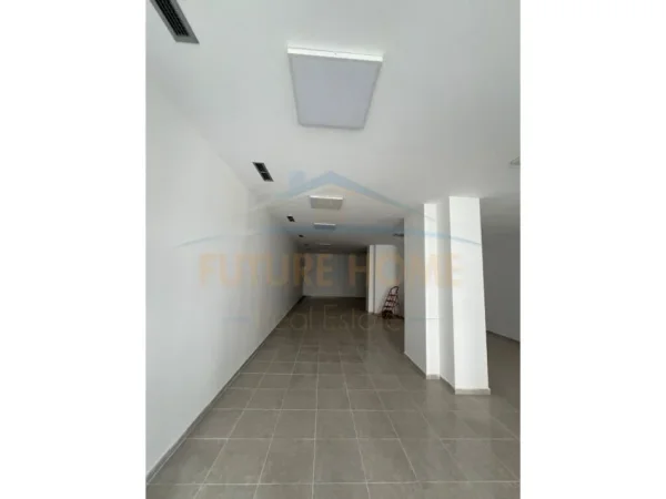 Tirane, jepet me qera zyre Kati 0, 125 m² 1.200 € (ISH FUSHA E AVIACIONIT)