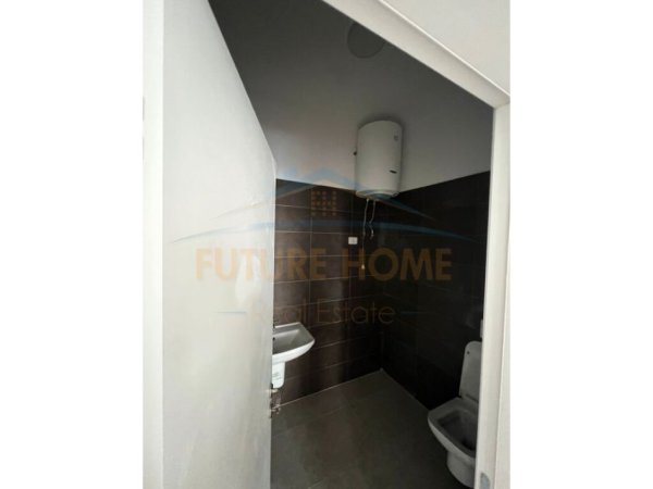 Tirane, jepet me qera zyre Kati 0, 125 m² 1.200 € (ISH FUSHA E AVIACIONIT)