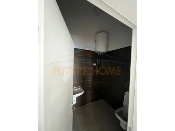 Tirane, jepet me qera zyre Kati 0, 125 m² 1.200 € (ISH FUSHA E AVIACIONIT)