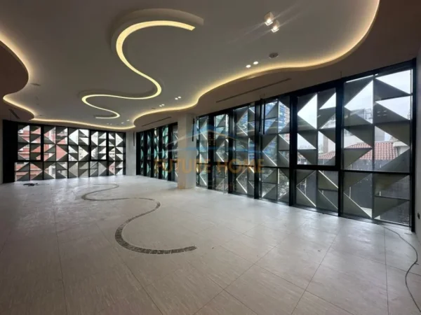 Tirane, jepet me qera zyre Kati 1, 121 m² 3.700 € (RRUGA VASO PASHA)