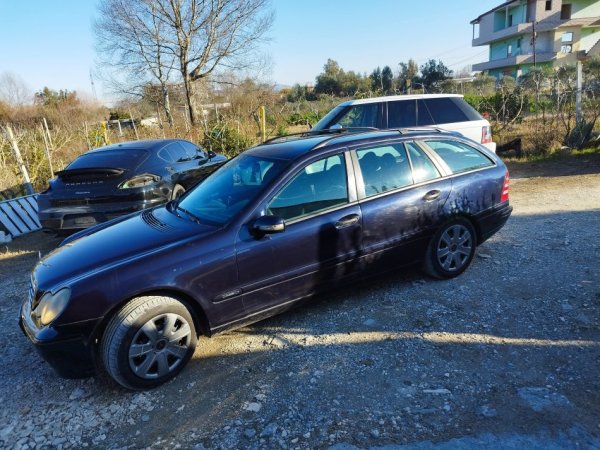 Tirane, shitet makine me portobagazh Mercedes Benz Nafte, blu manuale Kondicioner 420.000 km 2.100 €