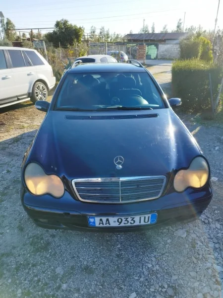 Tirane, shitet makine me portobagazh Mercedes Benz Nafte, blu manuale Kondicioner 420.000 km 2.100 €