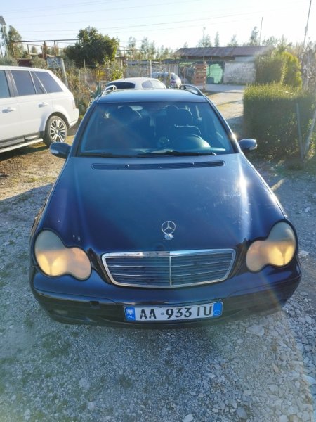 Tirane, shitet makine me portobagazh Mercedes Benz Nafte, blu manuale Kondicioner 420.000 km 2.100 €
