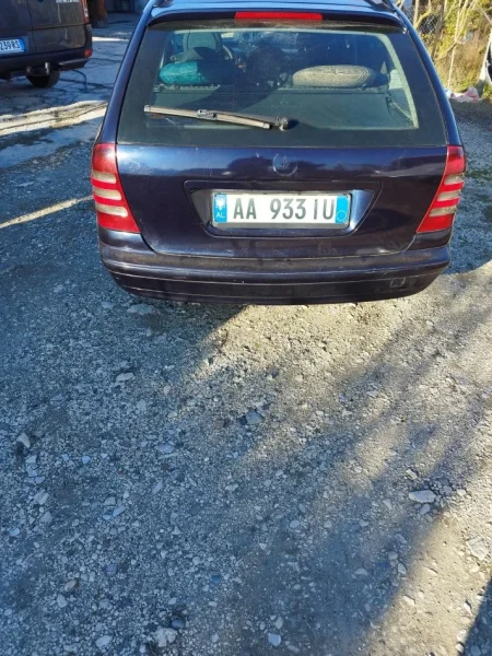 Tirane, shitet makine me portobagazh Mercedes Benz Nafte, blu manuale Kondicioner 420.000 km 2.100 €