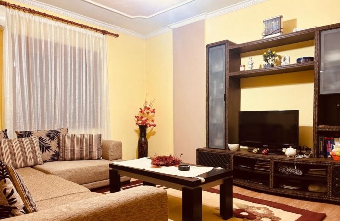 Tirane, jepet me qera apartament 2+1 Kati 2, 105 m² 400 € (jordan misja)