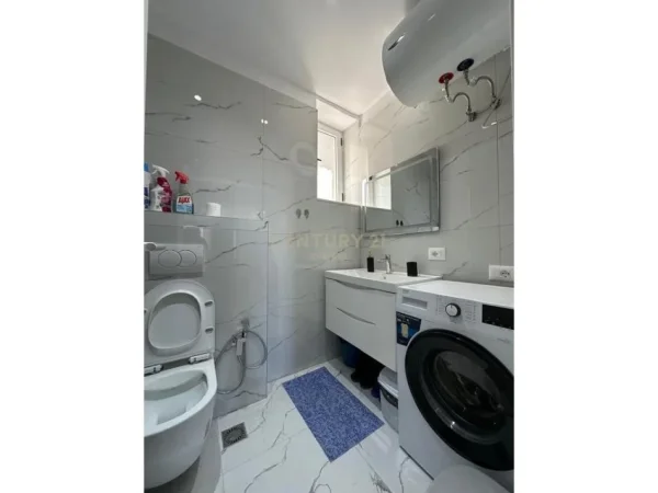 Tirane, jepet me qera apartament 2+1+Ballkon Kati 5, 97 m² 750 € (21 Dhjetori ne Rrugen Frosina Plaku)