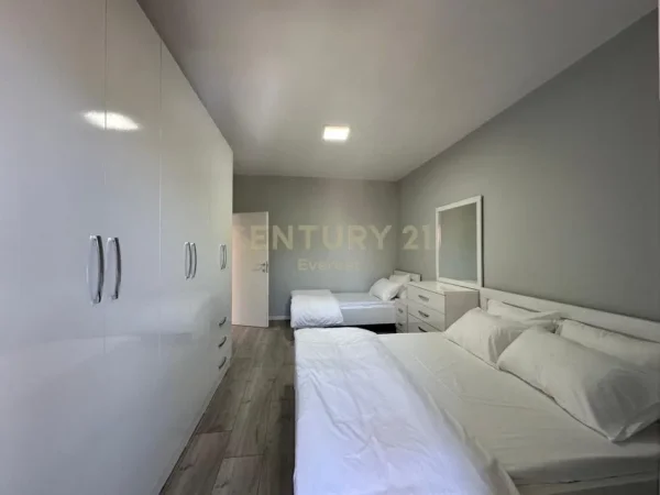 Tirane, jepet me qera apartament 2+1+Ballkon Kati 5, 97 m² 750 € (21 Dhjetori ne Rrugen Frosina Plaku)