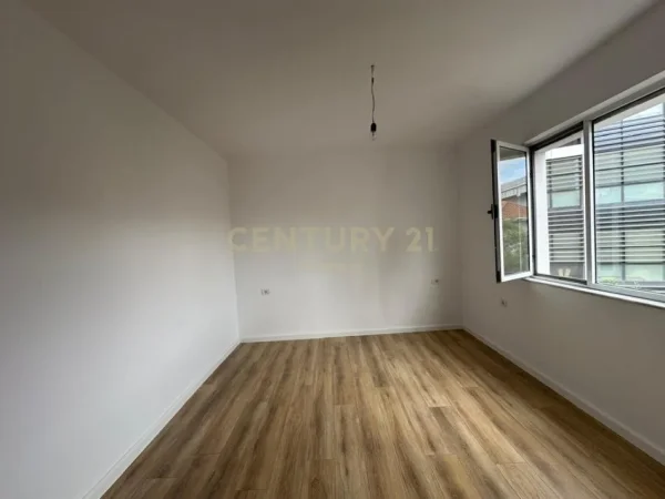 Tirane, shitet 1+1 Kati 4, 45 m² 130.000 € (Ne Qendren e Tiranes prane Postes)