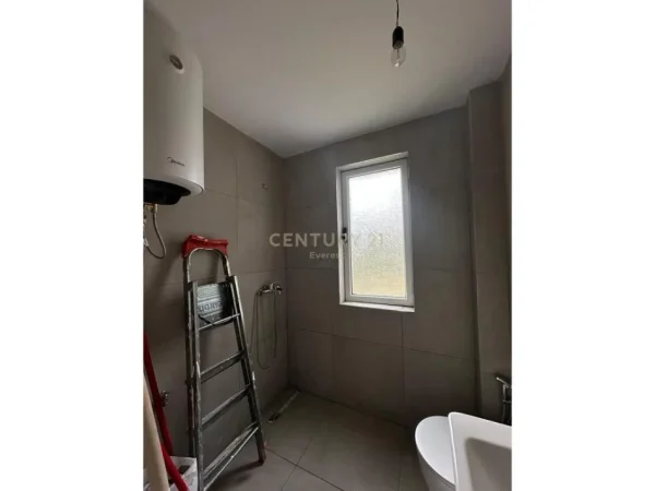 Tirane, shitet 1+1 Kati 4, 45 m² 130.000 € (Ne Qendren e Tiranes prane Postes)