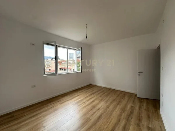 Tirane, shitet 1+1 Kati 4, 45 m² 130.000 € (Ne Qendren e Tiranes prane Postes)