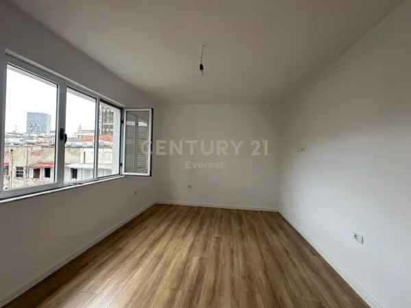 Tirane, shitet 1+1 Kati 4, 45 m² 130.000 € (Ne Qendren e Tiranes prane Postes)