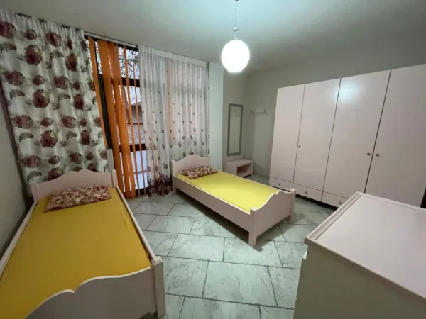 Tirane, jepet me qera apartament 2+1 Kati 1, 140 m² 600 € (Qender)
