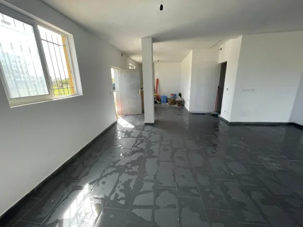 Tirane, jepet me qera ambjent biznesi Kati 0, 120 m² 900 € (Bulevardi i Ri)