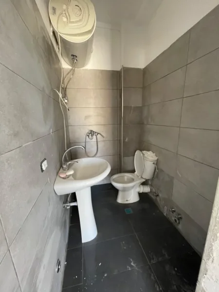 Tirane, jepet me qera ambjent biznesi Kati 0, 120 m² 900 € (Bulevardi i Ri)