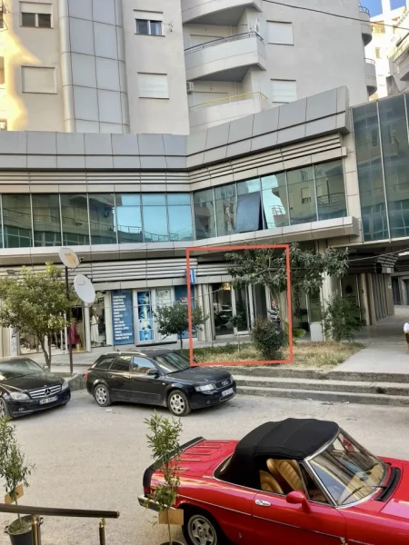 Vlore, jepet me qera dyqan Kati 0, 52 m² 500 € (Conad)