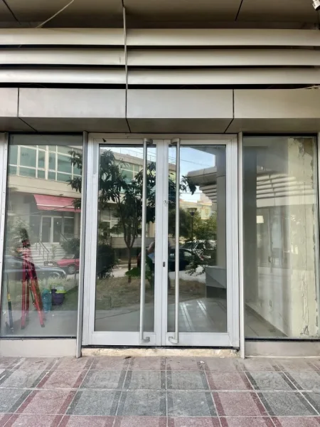 Vlore, jepet me qera dyqan Kati 0, 52 m² 500 € (Conad)