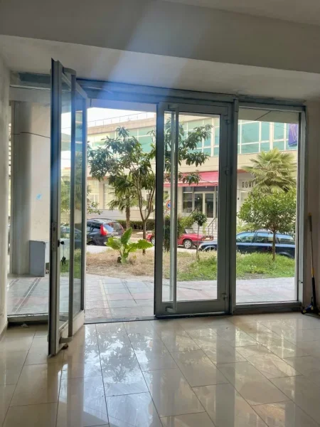 Vlore, jepet me qera dyqan Kati 0, 52 m² 500 € (Conad)