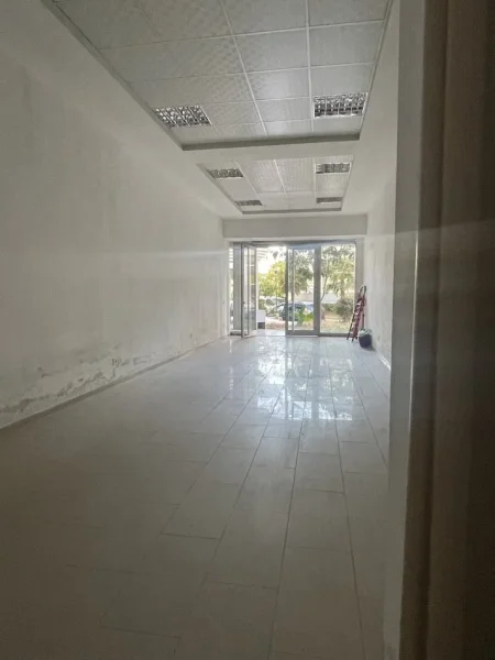 Vlore, jepet me qera dyqan Kati 0, 52 m² 500 € (Conad)